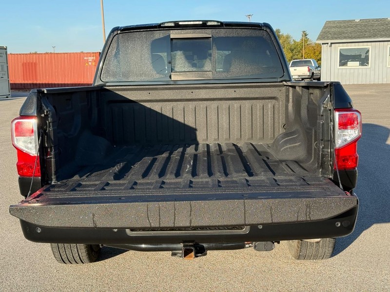 Nissan Titan Vehicle Full-screen Gallery Image 6