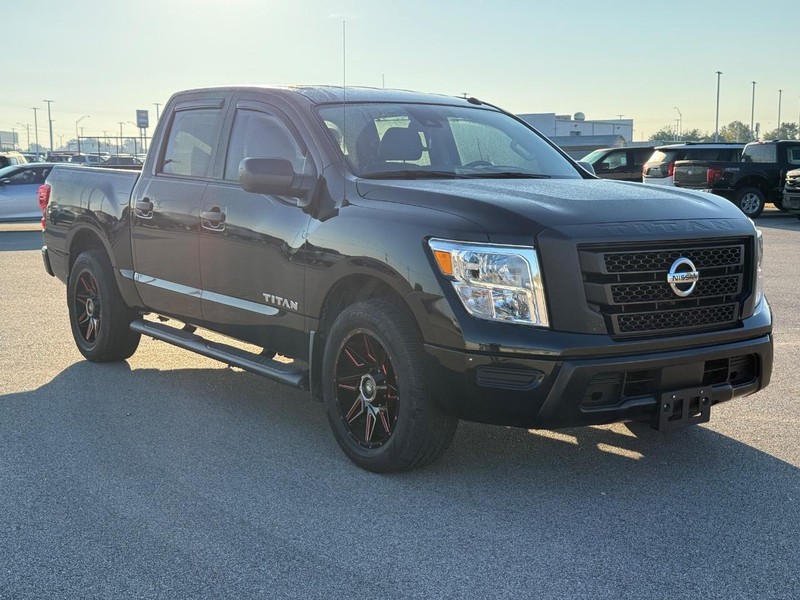 Nissan Titan Vehicle Full-screen Gallery Image 8