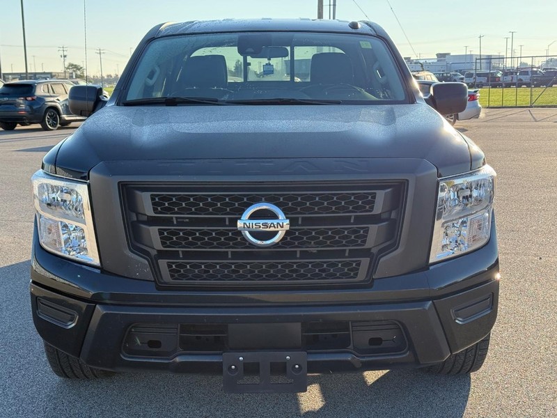 Nissan Titan Vehicle Full-screen Gallery Image 9