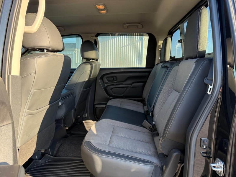 Nissan Titan Vehicle Full-screen Gallery Image 10