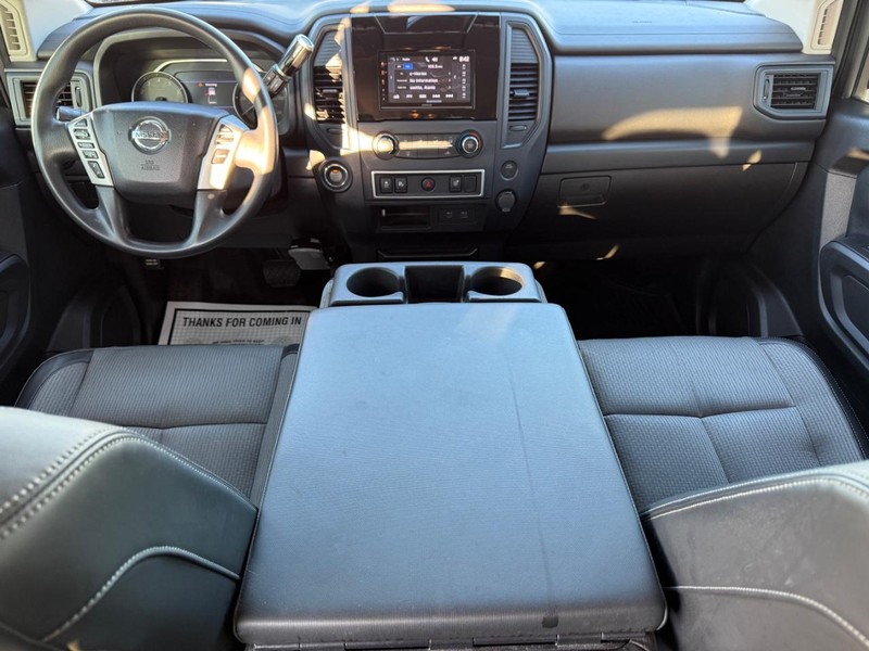 Nissan Titan Vehicle Full-screen Gallery Image 11