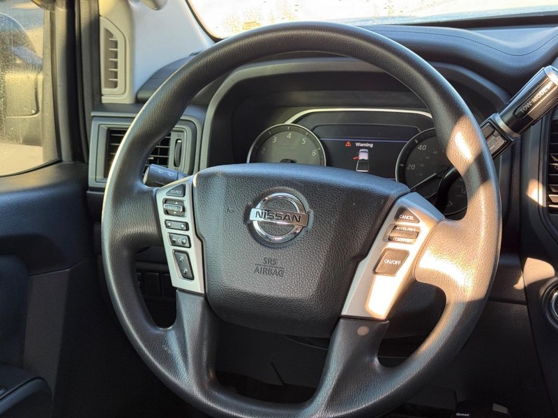 Nissan Titan Vehicle Full-screen Gallery Image 12