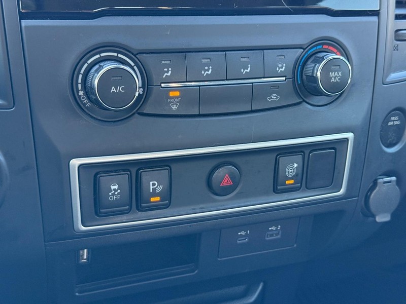 Nissan Titan Vehicle Full-screen Gallery Image 18