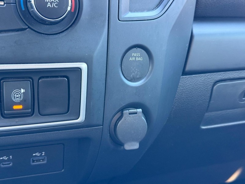 Nissan Titan Vehicle Full-screen Gallery Image 19