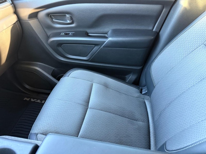 Nissan Titan Vehicle Full-screen Gallery Image 20