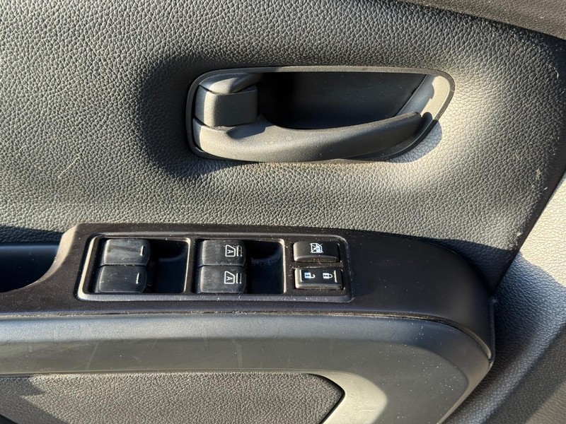 Nissan Titan Vehicle Full-screen Gallery Image 23