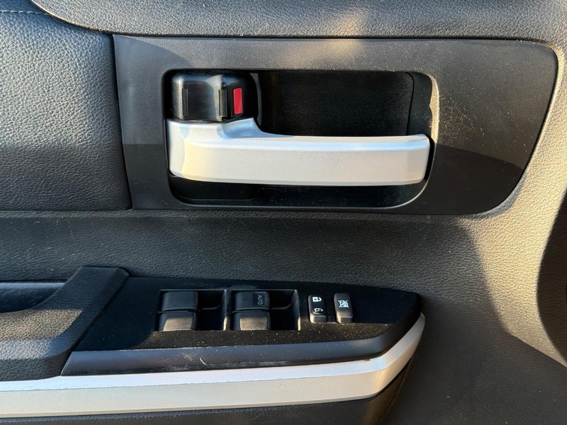 Toyota Tundra 2WD Vehicle Full-screen Gallery Image 21