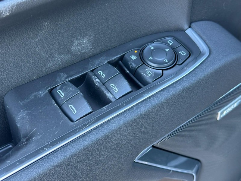 Chevrolet Silverado 1500 Vehicle Full-screen Gallery Image 10