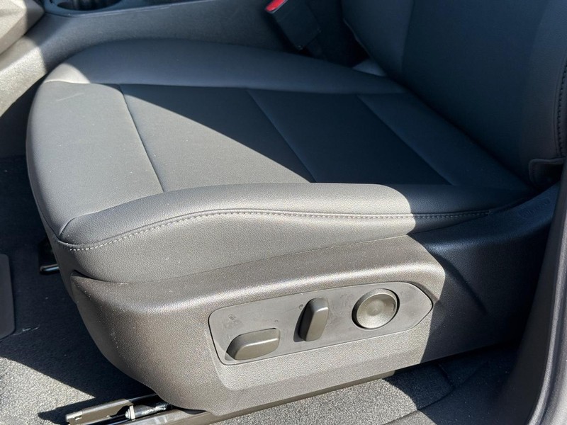 Chevrolet Colorado Vehicle Full-screen Gallery Image 17