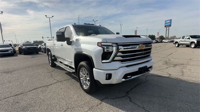 Chevrolet Silverado 2500HD Vehicle Full-screen Gallery Image 2