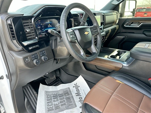 Chevrolet Silverado 2500HD Vehicle Full-screen Gallery Image 10