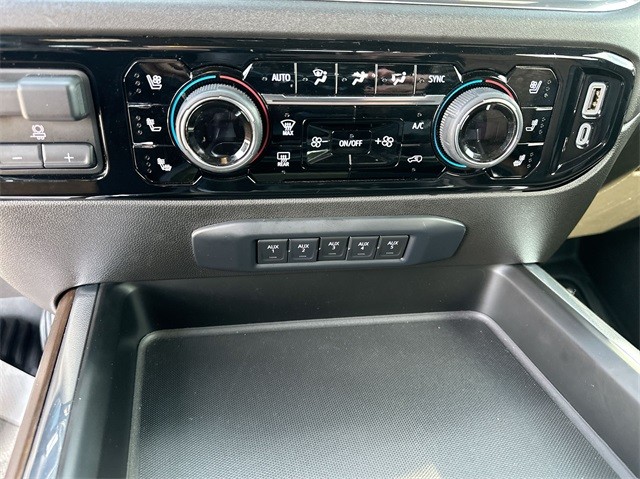 Chevrolet Silverado 2500HD Vehicle Full-screen Gallery Image 18