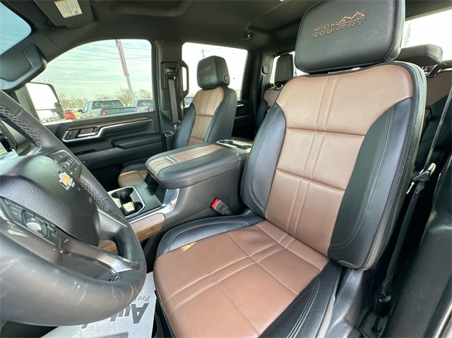 Chevrolet Silverado 2500HD Vehicle Full-screen Gallery Image 19