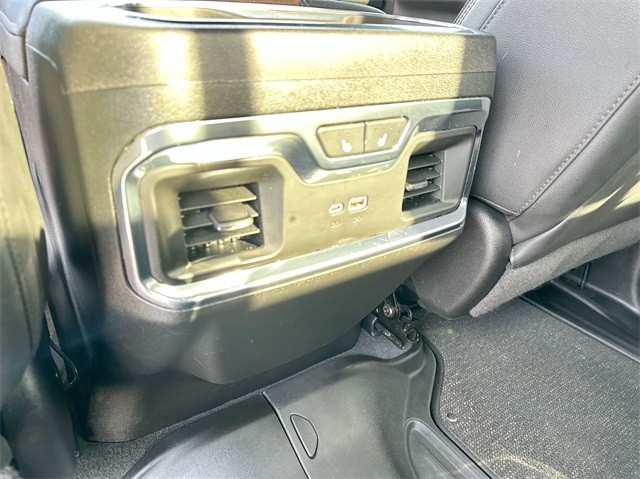Chevrolet Silverado 2500HD Vehicle Full-screen Gallery Image 21