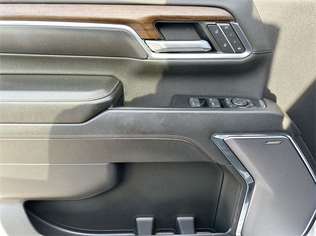 Chevrolet Silverado 2500HD Vehicle Full-screen Gallery Image 22