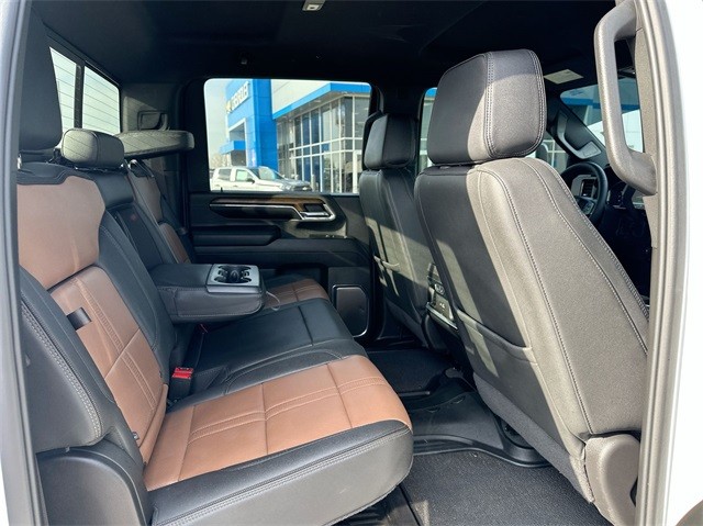 Chevrolet Silverado 2500HD Vehicle Full-screen Gallery Image 27