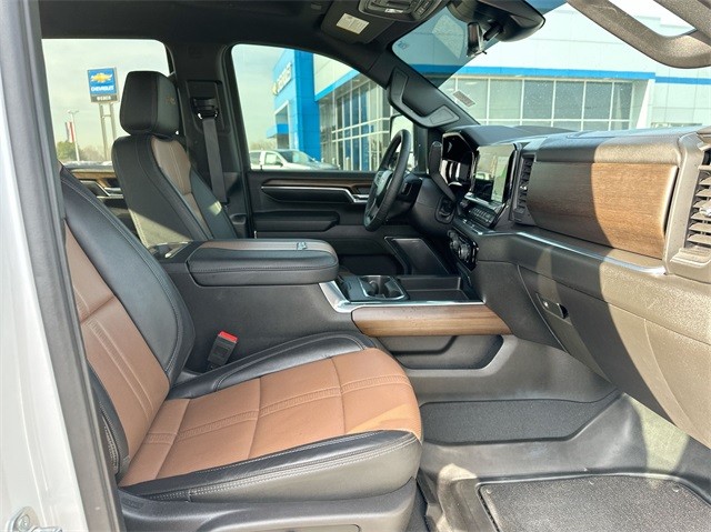 Chevrolet Silverado 2500HD Vehicle Full-screen Gallery Image 28