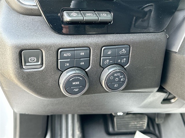 Chevrolet Silverado 2500HD Vehicle Full-screen Gallery Image 35