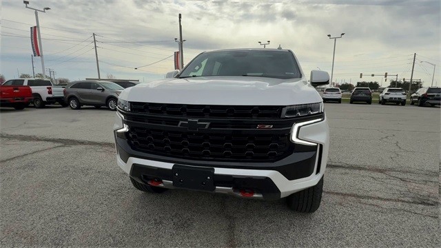 Chevrolet Suburban Vehicle Full-screen Gallery Image 3