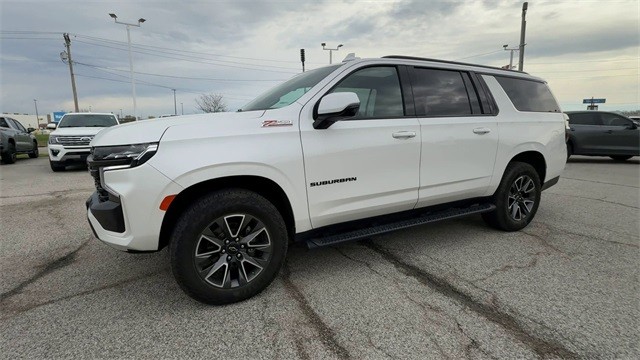 Chevrolet Suburban Vehicle Full-screen Gallery Image 4