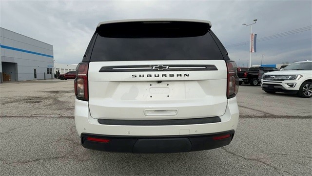 Chevrolet Suburban Vehicle Full-screen Gallery Image 7