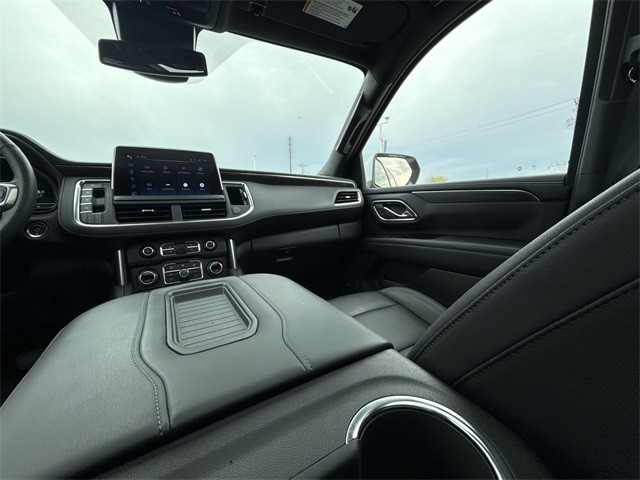Chevrolet Suburban Vehicle Full-screen Gallery Image 11