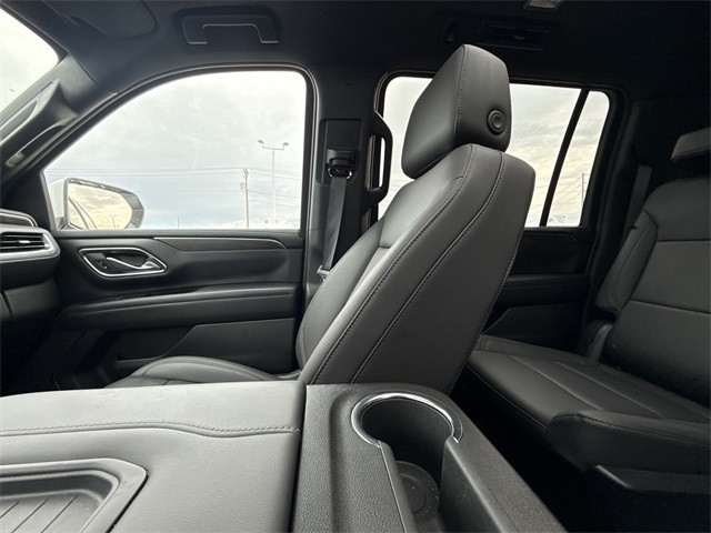 Chevrolet Suburban Vehicle Full-screen Gallery Image 12