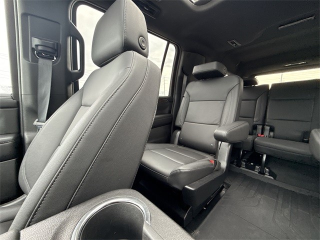 Chevrolet Suburban Vehicle Full-screen Gallery Image 13