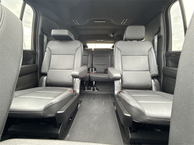 Chevrolet Suburban Vehicle Full-screen Gallery Image 14