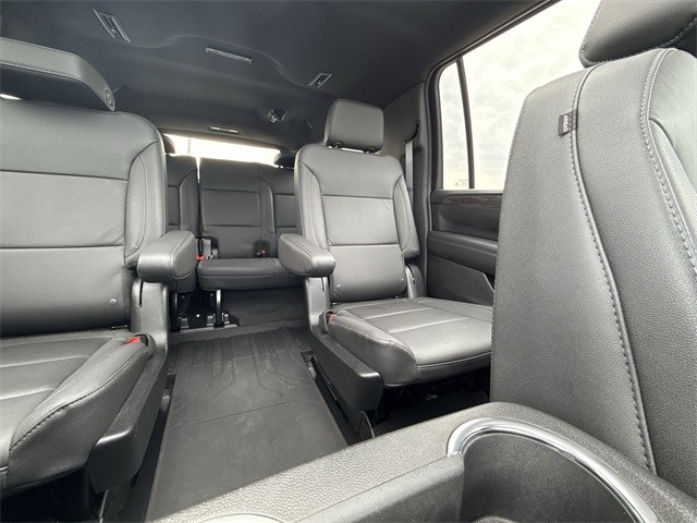 Chevrolet Suburban Vehicle Full-screen Gallery Image 15