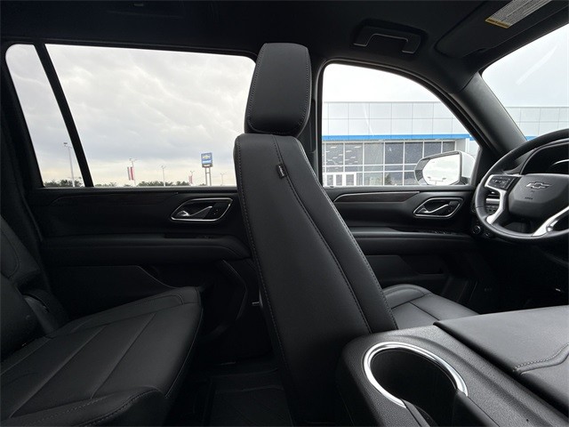 Chevrolet Suburban Vehicle Full-screen Gallery Image 16