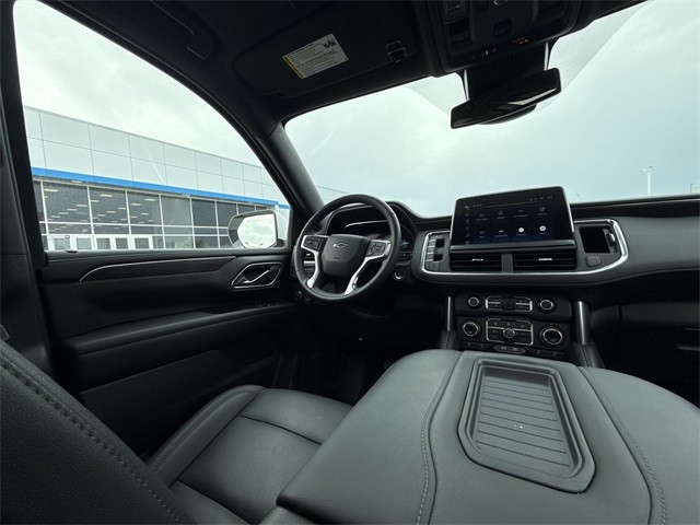 Chevrolet Suburban Vehicle Full-screen Gallery Image 17