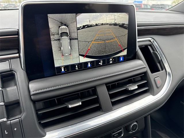 Chevrolet Suburban Vehicle Full-screen Gallery Image 23