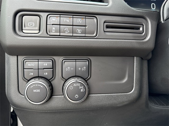 Chevrolet Suburban Vehicle Full-screen Gallery Image 26