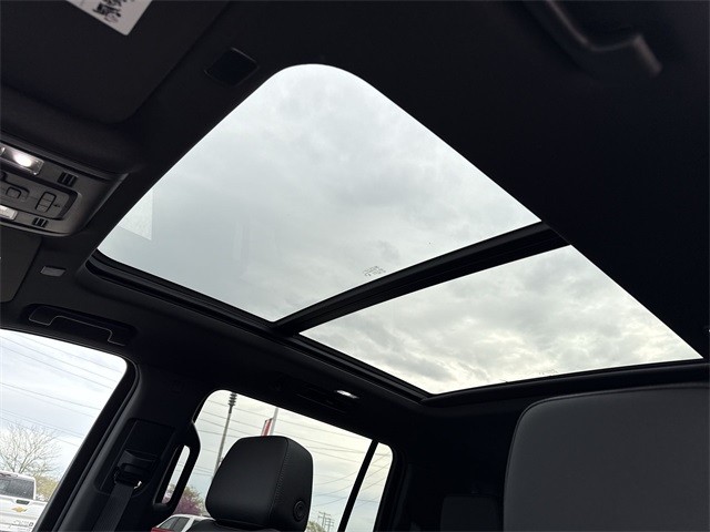 Chevrolet Suburban Vehicle Full-screen Gallery Image 27