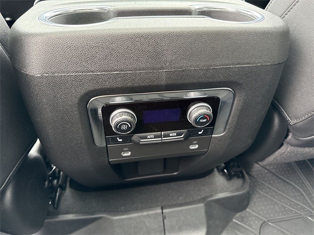 Chevrolet Suburban Vehicle Full-screen Gallery Image 30