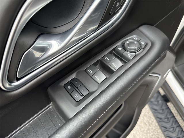 Chevrolet Suburban Vehicle Full-screen Gallery Image 32