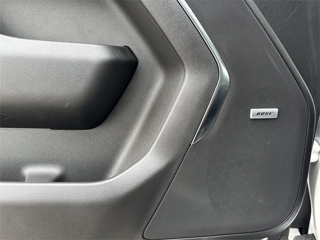 Chevrolet Suburban Vehicle Full-screen Gallery Image 33