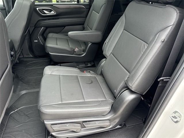 Chevrolet Suburban Vehicle Full-screen Gallery Image 34