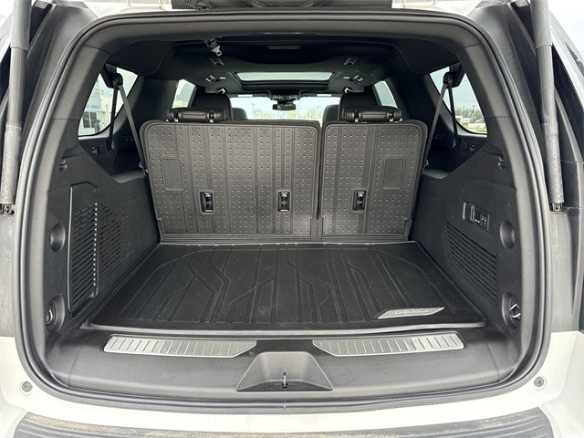 Chevrolet Suburban Vehicle Full-screen Gallery Image 35