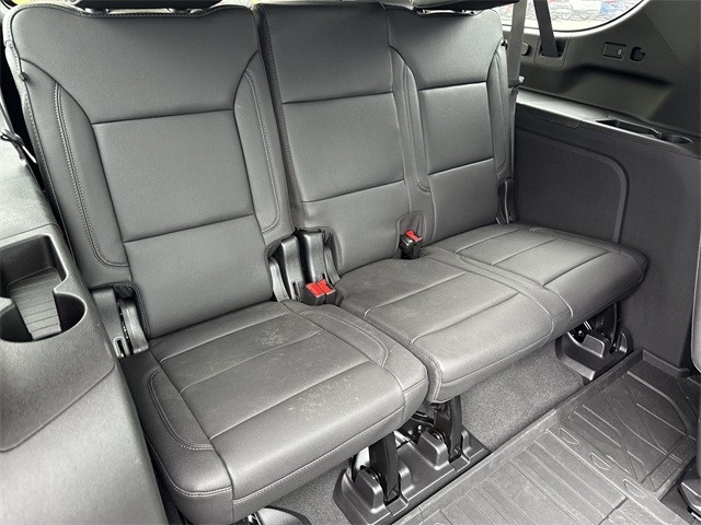 Chevrolet Suburban Vehicle Full-screen Gallery Image 36