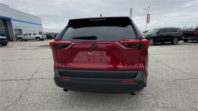 Toyota RAV4 Vehicle Full-screen Gallery Image 7