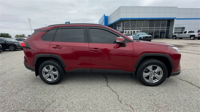 Toyota RAV4 Vehicle Full-screen Gallery Image 9