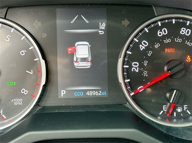 Toyota RAV4 Vehicle Full-screen Gallery Image 12