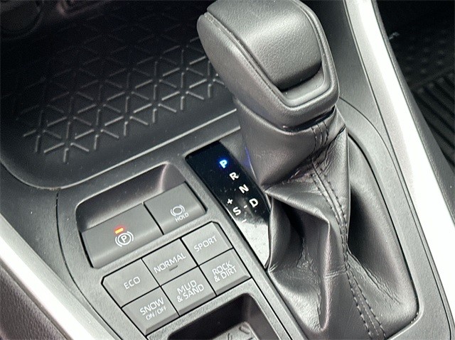 Toyota RAV4 Vehicle Full-screen Gallery Image 15