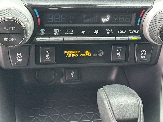 Toyota RAV4 Vehicle Full-screen Gallery Image 17