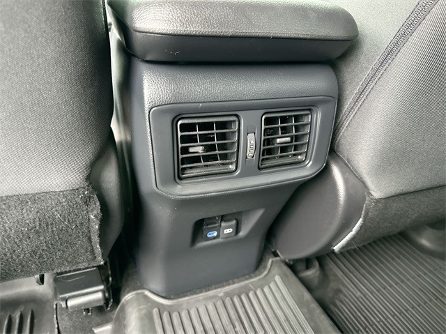 Toyota RAV4 Vehicle Full-screen Gallery Image 20