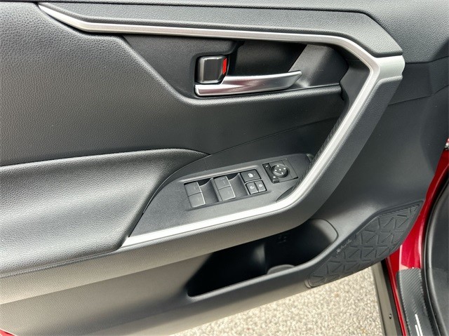 Toyota RAV4 Vehicle Full-screen Gallery Image 21