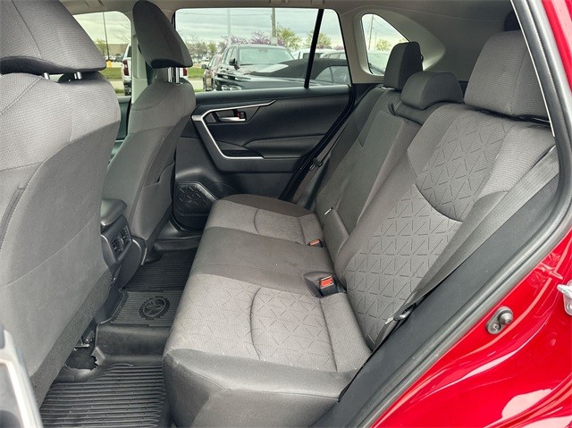 Toyota RAV4 Vehicle Full-screen Gallery Image 23