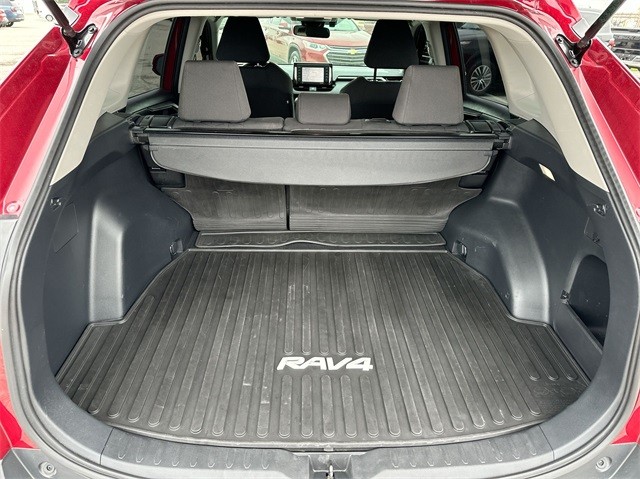 Toyota RAV4 Vehicle Full-screen Gallery Image 24